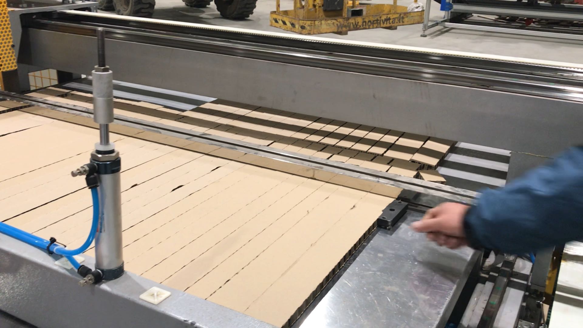 Smal Pieces IKEA Honeycomb Paperboard Cutting Machine 